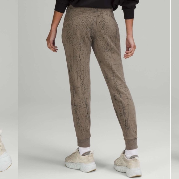 Lululemon Warm Down Jogger *7/8 Length
Thread Dye Rover Black 6 - Picture 1 of 11